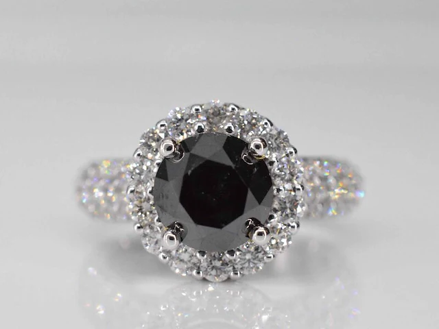 Witgouden entourage ring met grote diamanten en een zwarte diamant - afbeelding 1 van  8