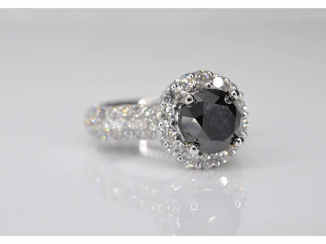 Witgouden entourage ring met grote diamanten en een zwarte diamant - afbeelding 3 van  8