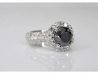 Witgouden entourage ring met grote diamanten en een zwarte diamant - afbeelding 3 van  8