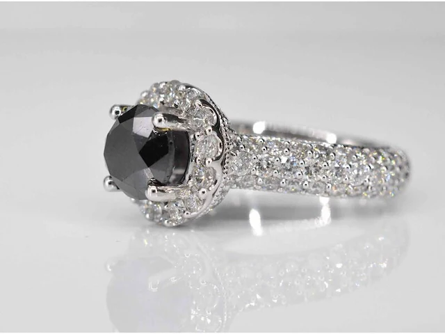 Witgouden entourage ring met grote diamanten en een zwarte diamant - afbeelding 4 van  8