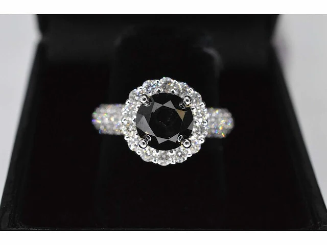 Witgouden entourage ring met grote diamanten en een zwarte diamant - afbeelding 5 van  8