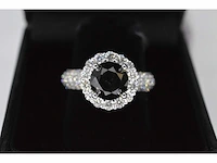 Witgouden entourage ring met grote diamanten en een zwarte diamant - afbeelding 5 van  8