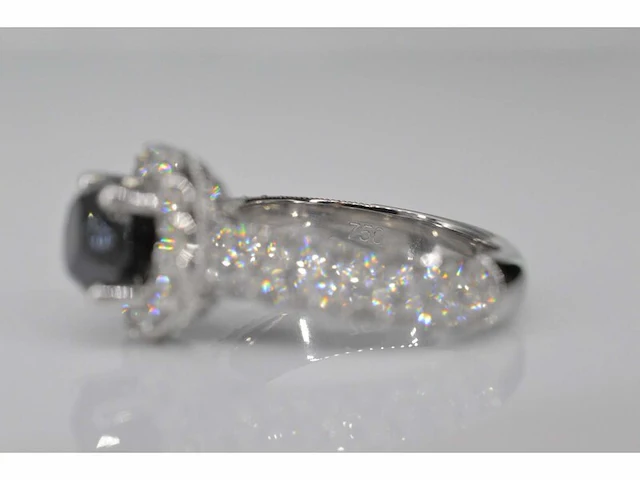 Witgouden entourage ring met grote diamanten en een zwarte diamant - afbeelding 6 van  8