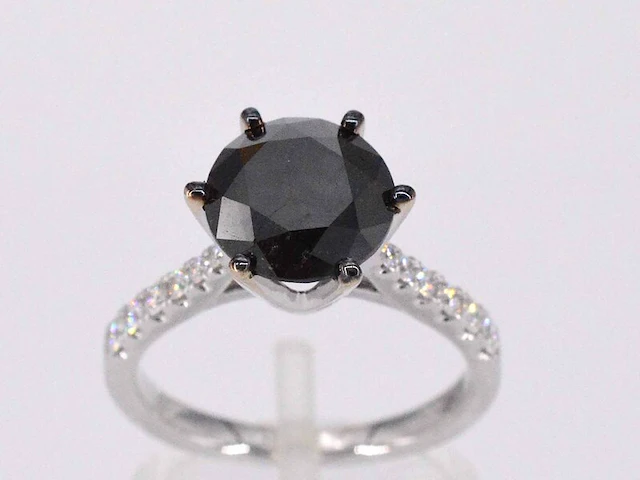 Witgouden entourage ring met grote diamanten en een zwarte diamant - afbeelding 1 van  11