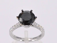 Witgouden entourage ring met grote diamanten en een zwarte diamant - afbeelding 1 van  11