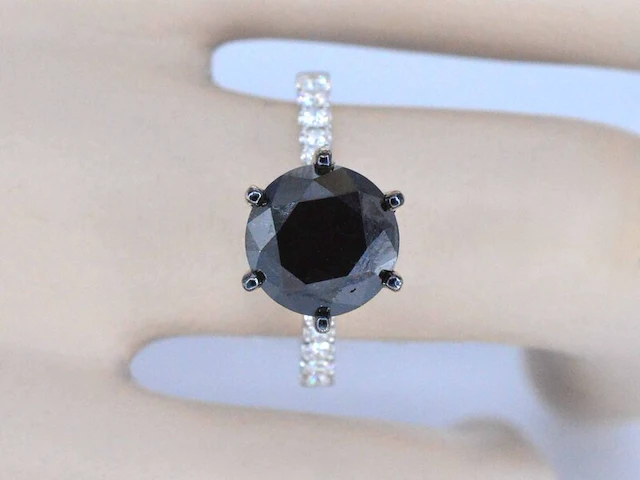 Witgouden entourage ring met grote diamanten en een zwarte diamant - afbeelding 4 van  11