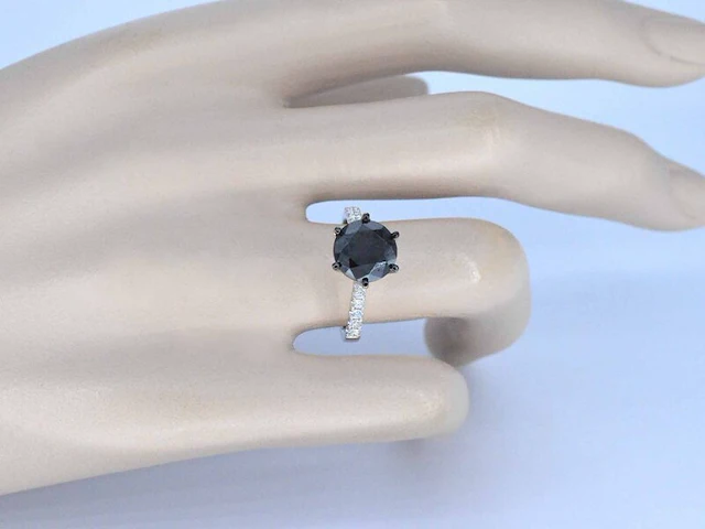 Witgouden entourage ring met grote diamanten en een zwarte diamant - afbeelding 5 van  11