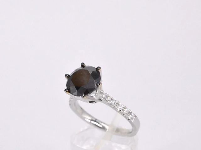 Witgouden entourage ring met grote diamanten en een zwarte diamant - afbeelding 6 van  11