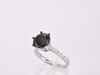 Witgouden entourage ring met grote diamanten en een zwarte diamant - afbeelding 6 van  11