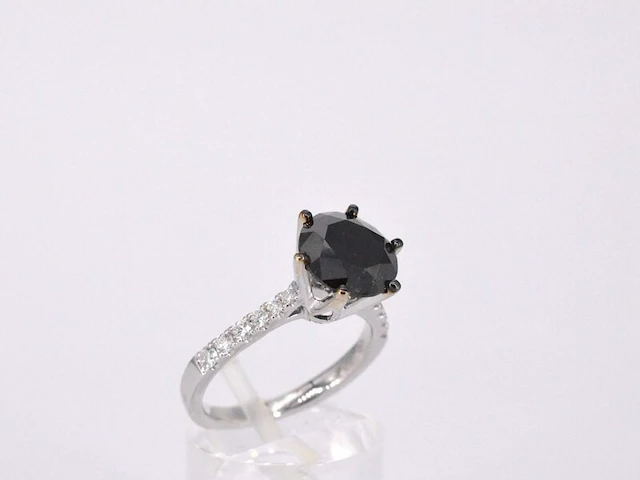 Witgouden entourage ring met grote diamanten en een zwarte diamant - afbeelding 7 van  11
