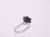 Witgouden entourage ring met grote diamanten en een zwarte diamant - afbeelding 7 van  11