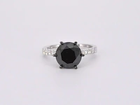 Witgouden entourage ring met grote diamanten en een zwarte diamant - afbeelding 8 van  11