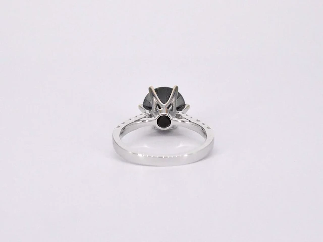 Witgouden entourage ring met grote diamanten en een zwarte diamant - afbeelding 9 van  11
