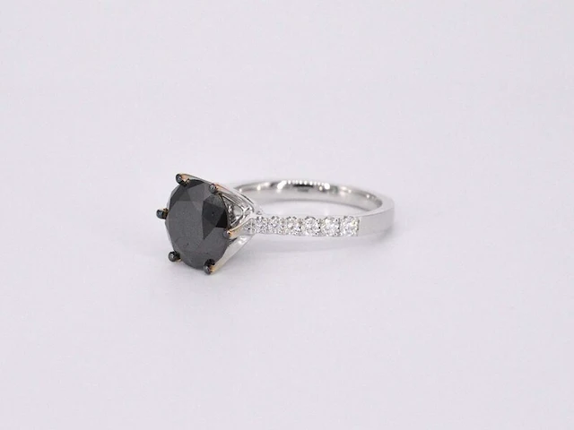 Witgouden entourage ring met grote diamanten en een zwarte diamant - afbeelding 10 van  11