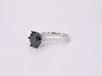 Witgouden entourage ring met grote diamanten en een zwarte diamant - afbeelding 10 van  11