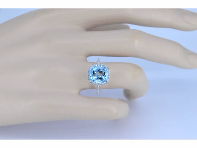 Witgouden entourage ring met kussenvormig geslepen topaas - afbeelding 3 van  8