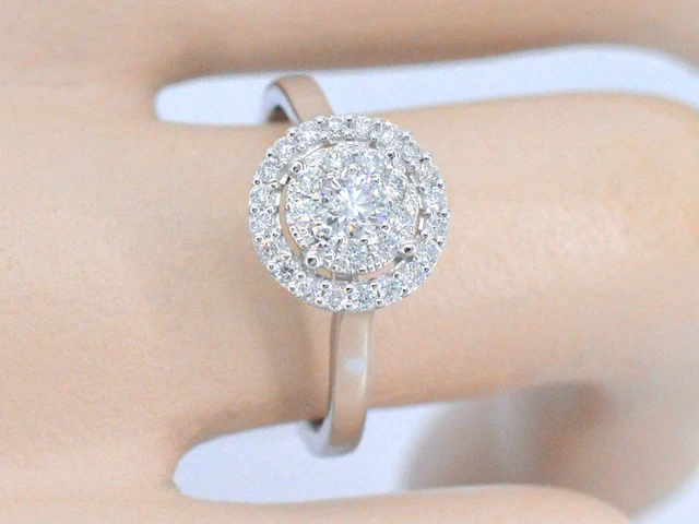 Witgouden entourage ring vol gezet met diamanten - afbeelding 2 van  9