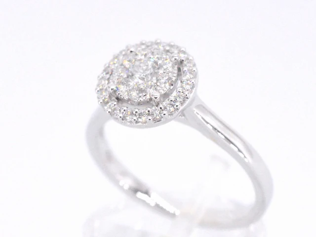 Witgouden entourage ring vol gezet met diamanten - afbeelding 3 van  9