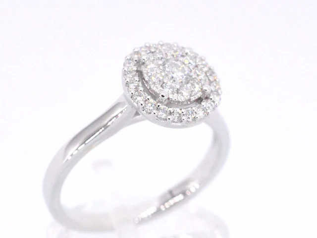 Witgouden entourage ring vol gezet met diamanten - afbeelding 4 van  9