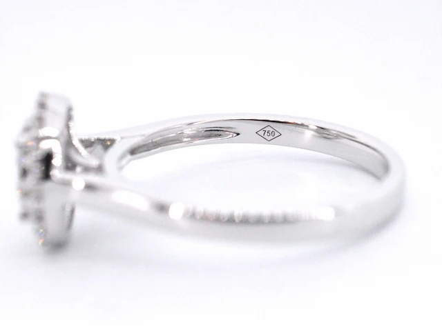 Witgouden entourage ring vol gezet met diamanten - afbeelding 9 van  9