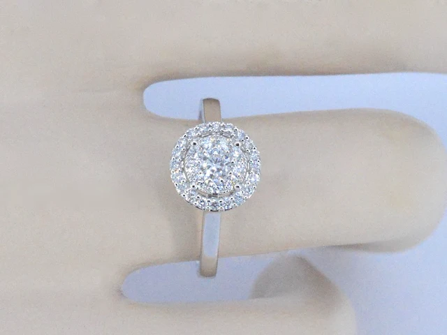 Witgouden entourage ring vol gezet met diamanten - afbeelding 3 van  10