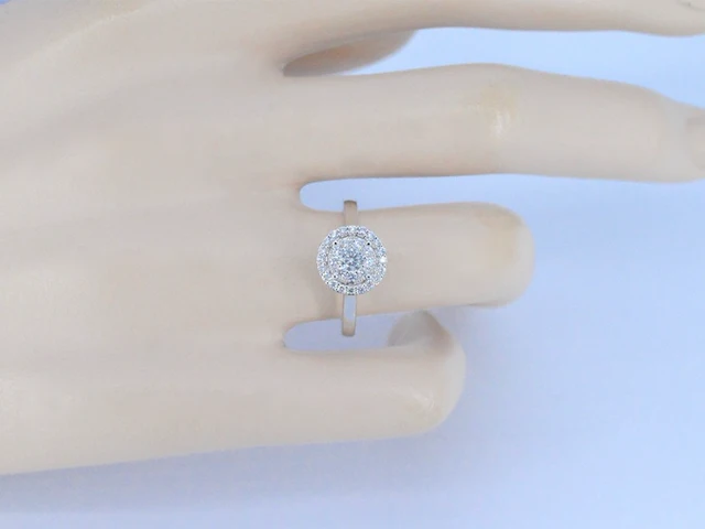 Witgouden entourage ring vol gezet met diamanten - afbeelding 4 van  10