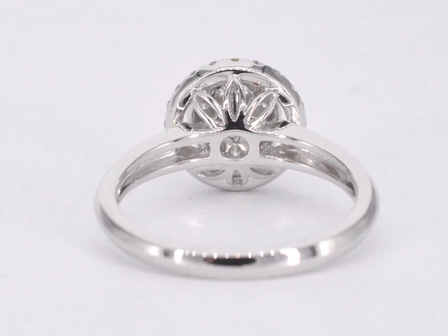 Witgouden entourage ring vol gezet met diamanten - afbeelding 8 van  10