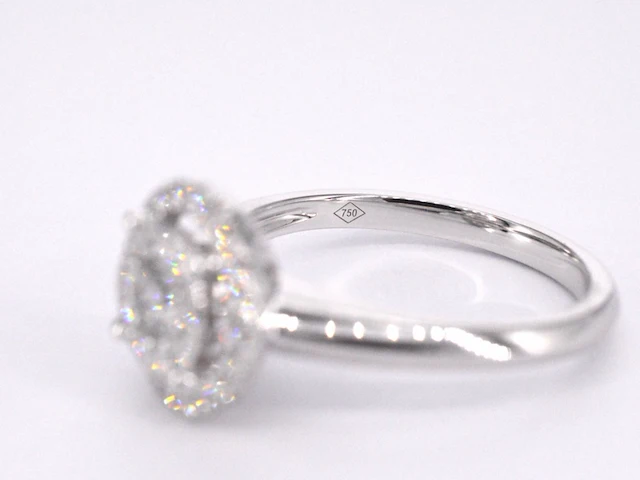 Witgouden entourage ring vol gezet met diamanten - afbeelding 10 van  10