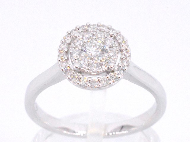 Witgouden entourage ring vol gezet met diamanten - afbeelding 1 van  10