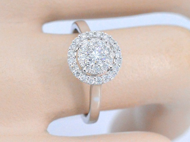 Witgouden entourage ring vol gezet met diamanten - afbeelding 2 van  10