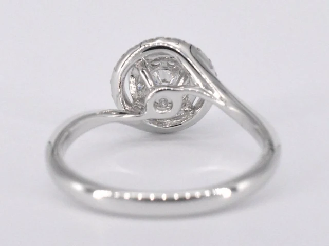 Witgouden entourage slagring met diamanten - afbeelding 6 van  10