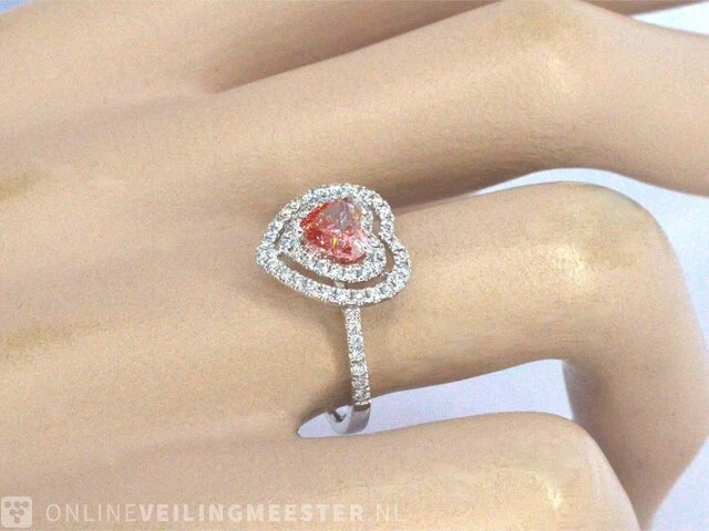 Witgouden entrourage ring met een roze heart shape diamant - afbeelding 3 van  10