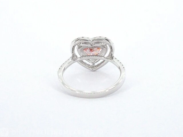 Witgouden entrourage ring met een roze heart shape diamant - afbeelding 8 van  10