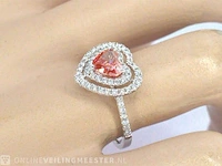 Witgouden entrourage ring met een roze heart shape diamant - afbeelding 9 van  10