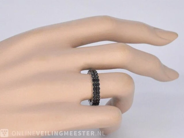 Witgouden eternity ring met zwarte diamanten - afbeelding 4 van  10