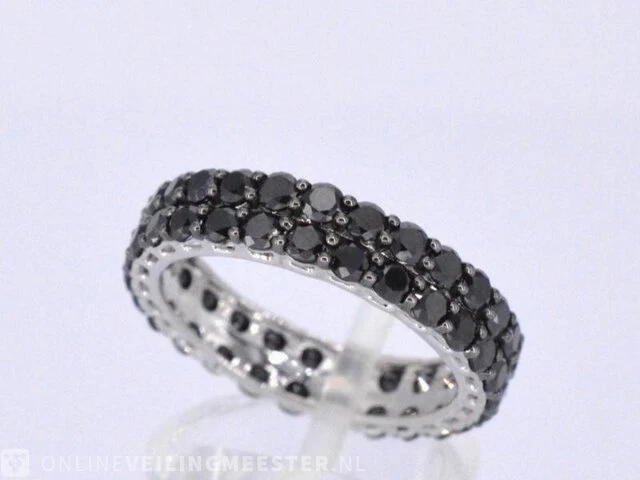 Witgouden eternity ring met zwarte diamanten - afbeelding 5 van  10
