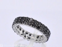 Witgouden eternity ring met zwarte diamanten - afbeelding 5 van  10
