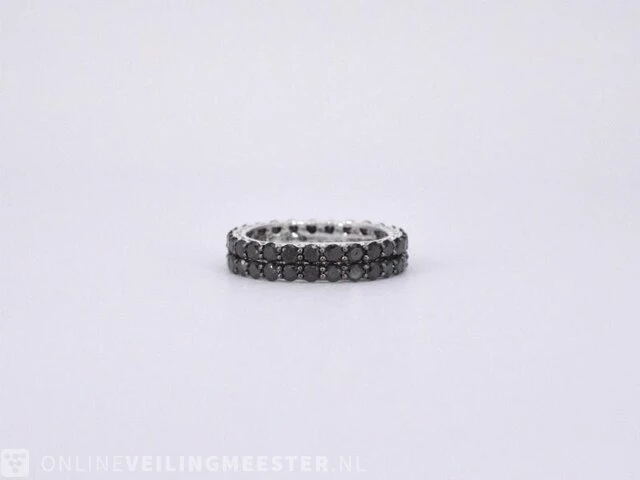 Witgouden eternity ring met zwarte diamanten - afbeelding 7 van  10