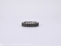 Witgouden eternity ring met zwarte diamanten - afbeelding 7 van  10