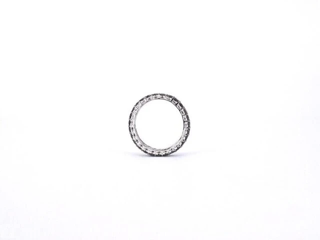Witgouden eternity ring met zwarte diamanten - afbeelding 8 van  10