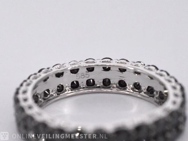Witgouden eternity ring met zwarte diamanten - afbeelding 10 van  10