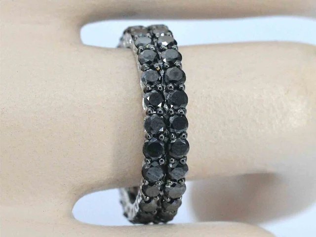 Witgouden eternity ring met zwarte diamanten - afbeelding 2 van  11