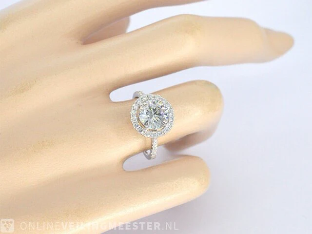 Witgouden halo ring met een briljant geslepen diamanten van 2.08 carat - afbeelding 2 van  9