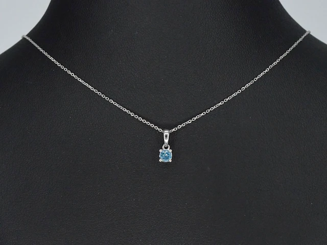 Witgouden halsketting met een blauwe diamant 0.25 carat - afbeelding 2 van  7
