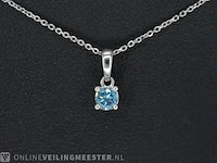 Witgouden halsketting met een blauwe diamant 0.25 carat