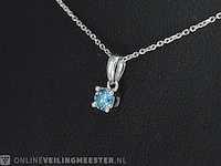 Witgouden halsketting met een blauwe diamant 0.25 carat - afbeelding 3 van  7