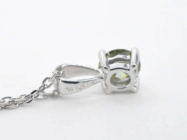 Witgouden halsketting met een groene diamant 0.25 carat - afbeelding 9 van  9