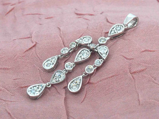 Witgouden hanger in bijzonder design met diamanten - afbeelding 1 van  8