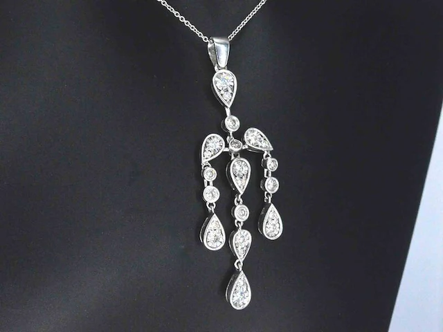 Witgouden hanger in bijzonder design met diamanten - afbeelding 3 van  8