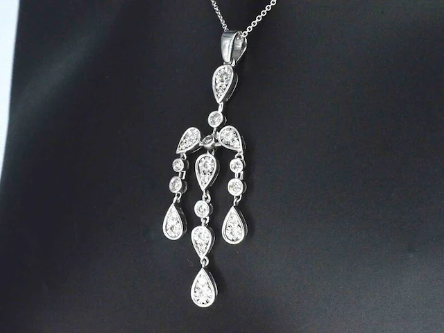 Witgouden hanger in bijzonder design met diamanten - afbeelding 4 van  8